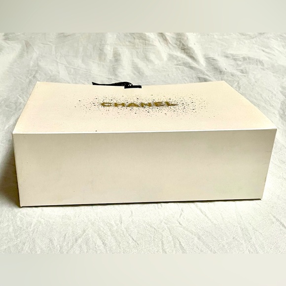 CHANEL Limited Edition Novelty foldable Gift bag/box off white/cream size9x6 NEW - Picture 4 of 10